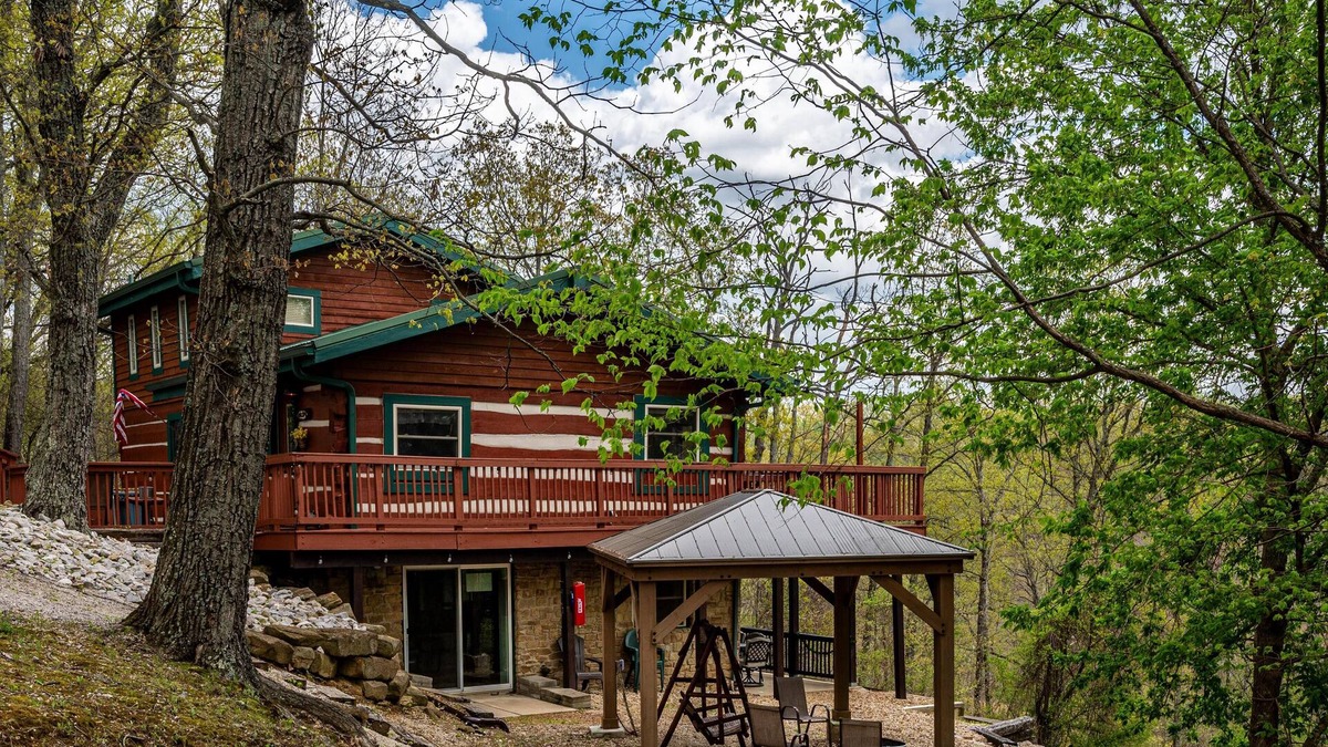 Helmsburg Cabin | 3BR, 3BA Log Cabin