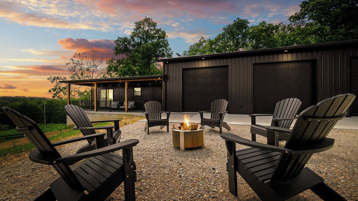 Vallonia House | 3BR/3BA Peaceful Retreat - Fire pit & Game room