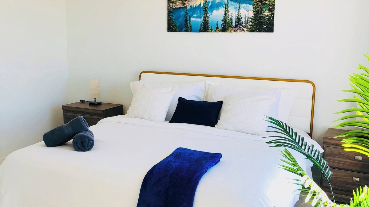 Chestermere House | 3BR,8ppl,KingBeds,HotTub,FREEparking,MountainView