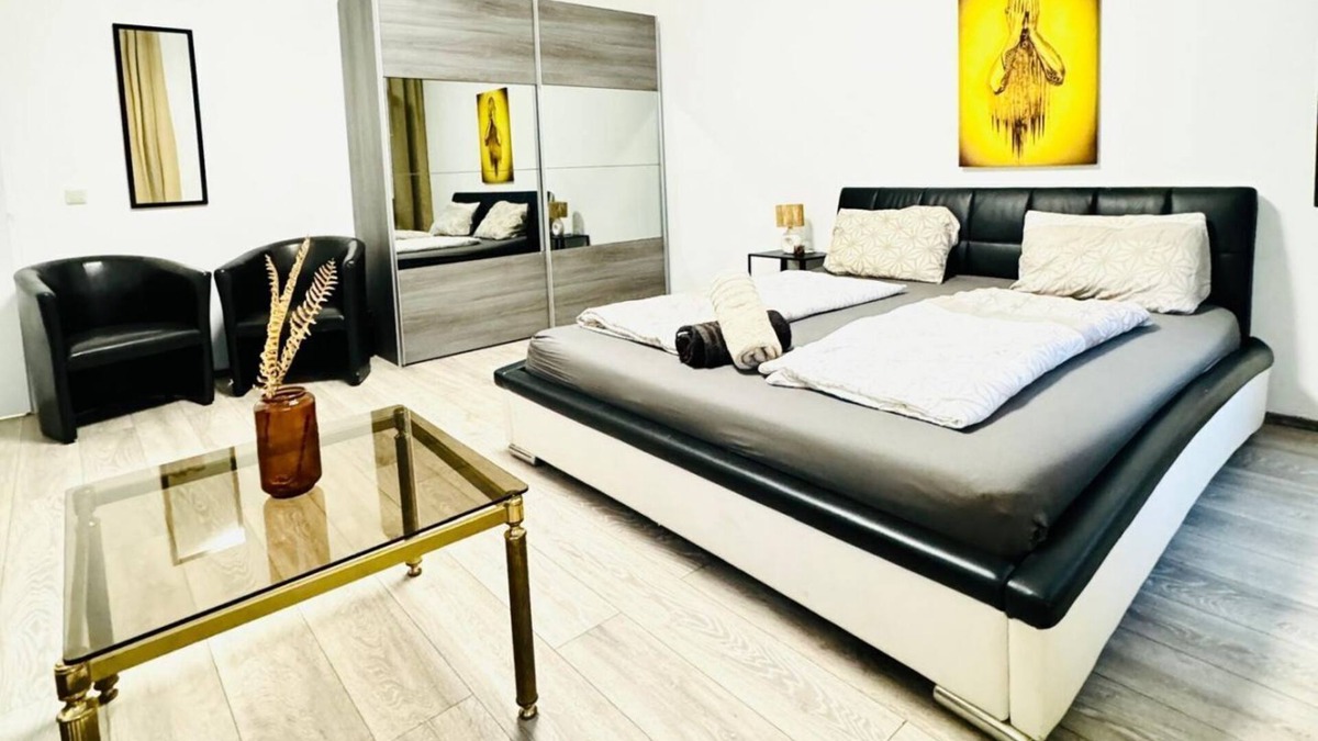 Grinzing Apartment | 3BR Apartment for 9P, 10Min to FAC Platz