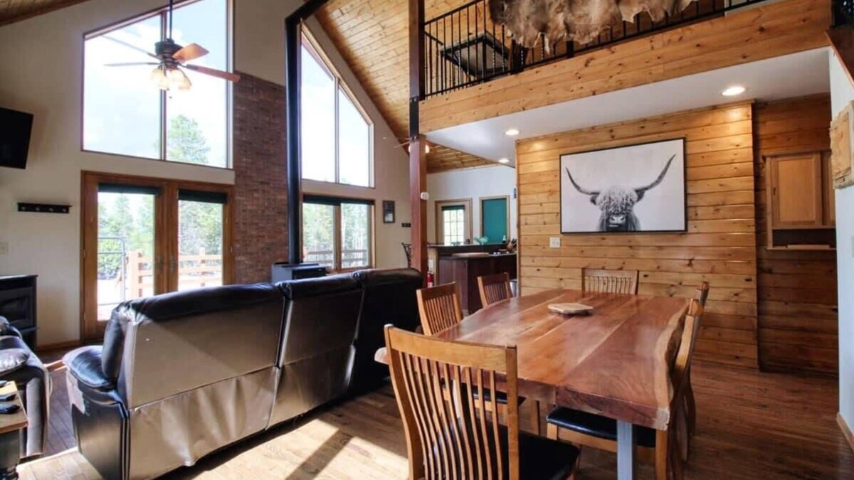 Twin Lakes Cabin | 3BR Cabin Escape - Fenced Yard, Jacuzzi, Pets OK