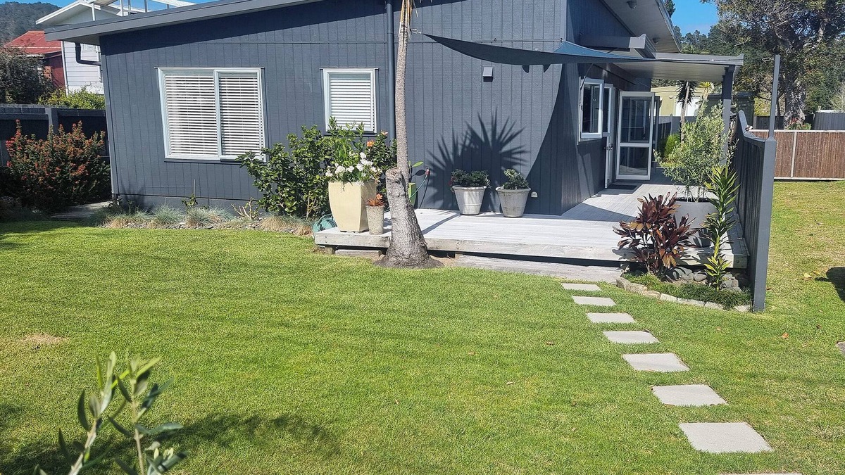 Whangamata House | 3BR Coastal Retreat with Deck & BBQ