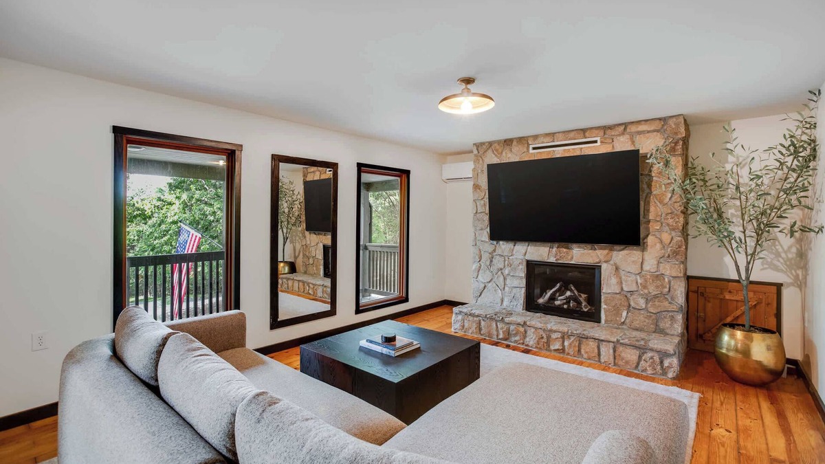 Elkton Cabin | 3BR Cozy Cabin with Mountain Views & Fireplace