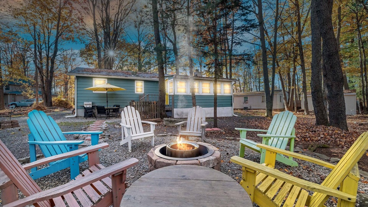 Pocono Lake Cabin | 3BR Cozy Cottage, AC, BBQ, Fast Wi-Fi, Fireplace, Firepit, Walk to Beach