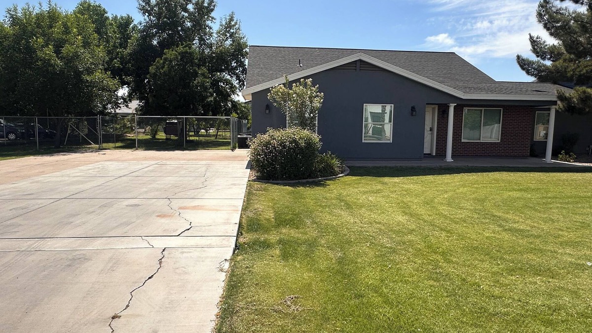 Gilbert House | 3BR Farmhouse near Gilbert Temple with access to indoor Racquetball Court
