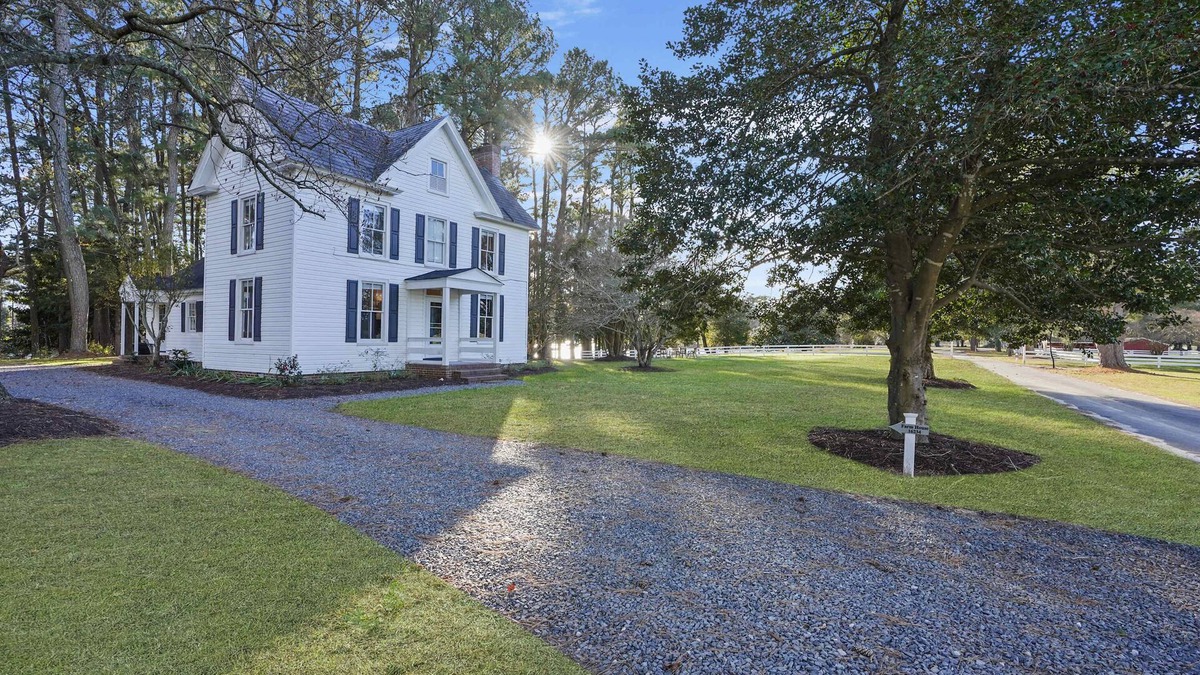 Locustville House | 3BR Farmhouse w/Porch, Fire Pit, Horseshoe Pit