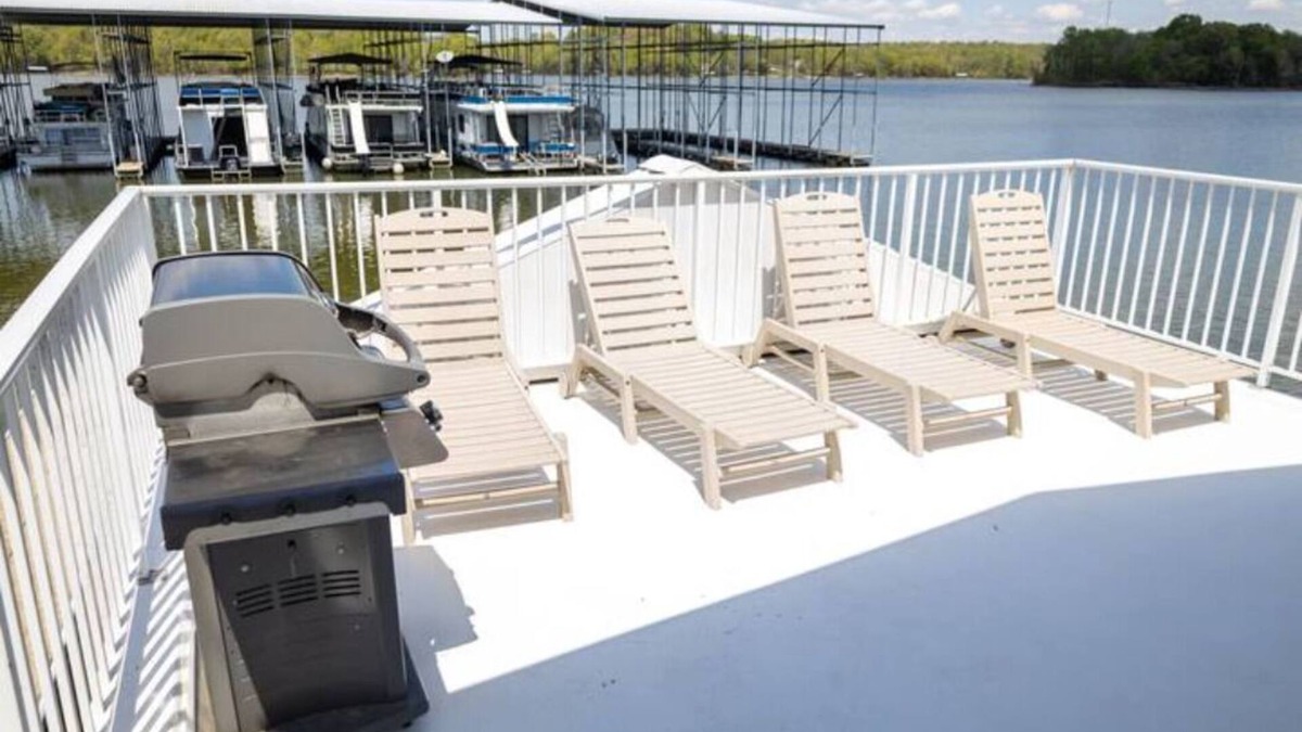 Cadiz Boat Rental | 3BR Floating Cabin 2: Dog Friendly!