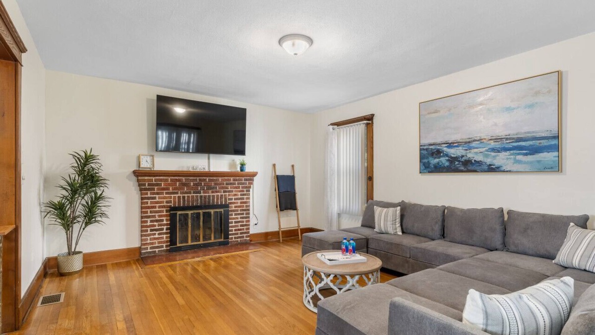 East Shore House | 3BR Gem, 10 min to Yale, walk to Tweed