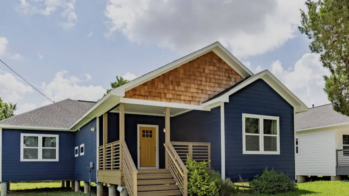 Lawndale/ Wayside House | 3BR Great Bungalow 1751! Medical Center, Stadiums!