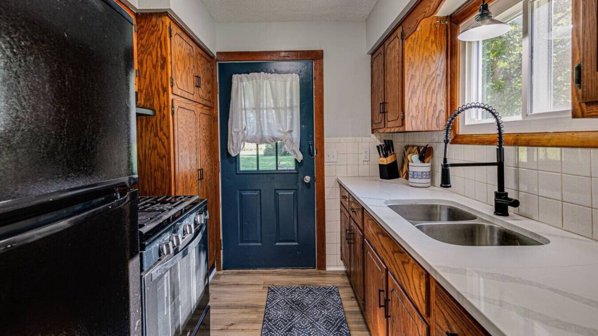 Maxwell House | 3BR Home | 1 Acre | Sleeps 6
