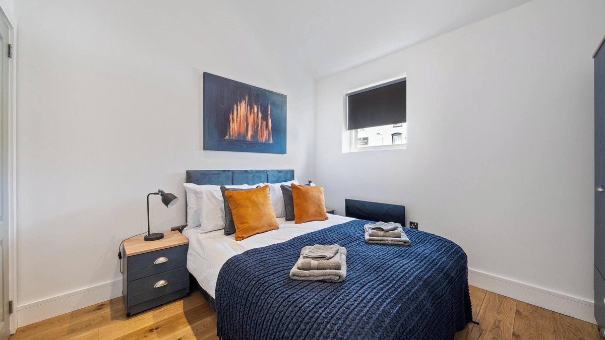 High Barnet House | 3BR House in Prime Barnet Location with Driveway