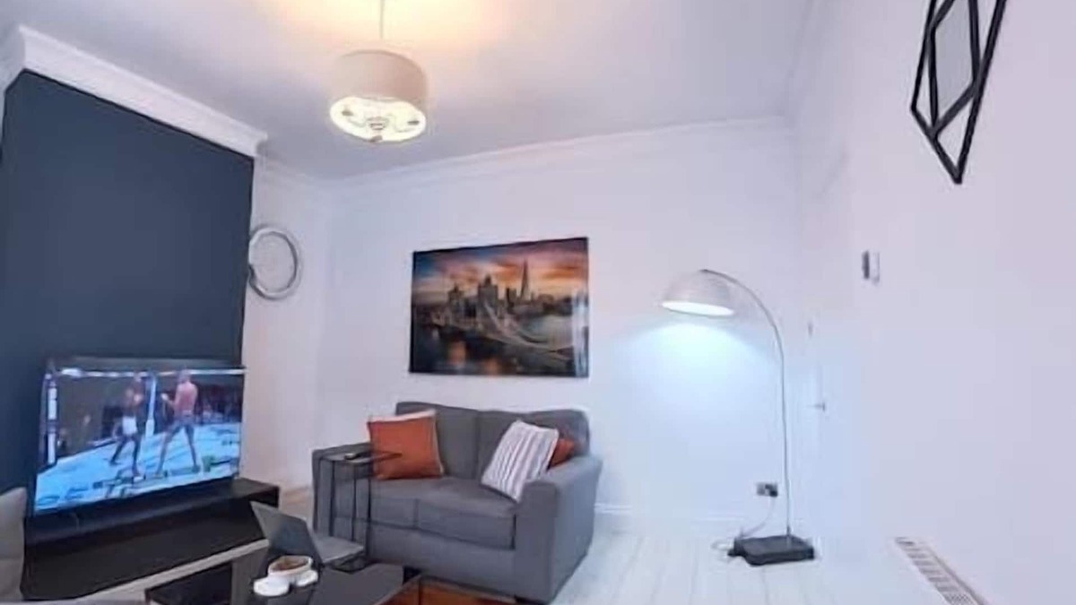 Houghton le Spring House | 3br Ironside Urban Luxe Retreat.