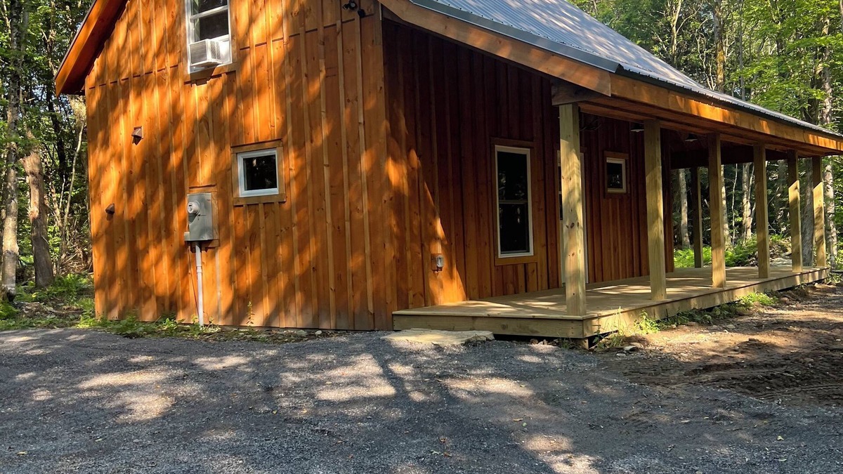 South Rutland Cabin | 3BR Lacona Cabin: AC, Trails Access, Family + Pet-Friendly