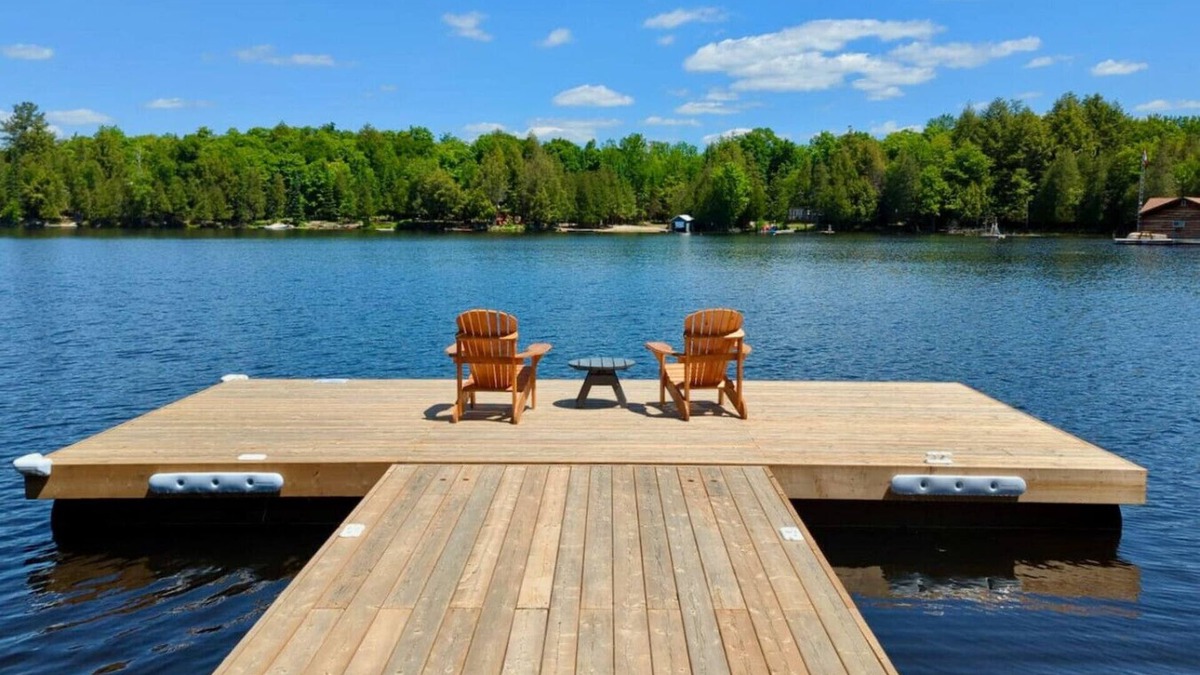Magnetawan Cottage | 3BR Lakeside Retreat with Rustic Charm & Hot Tub