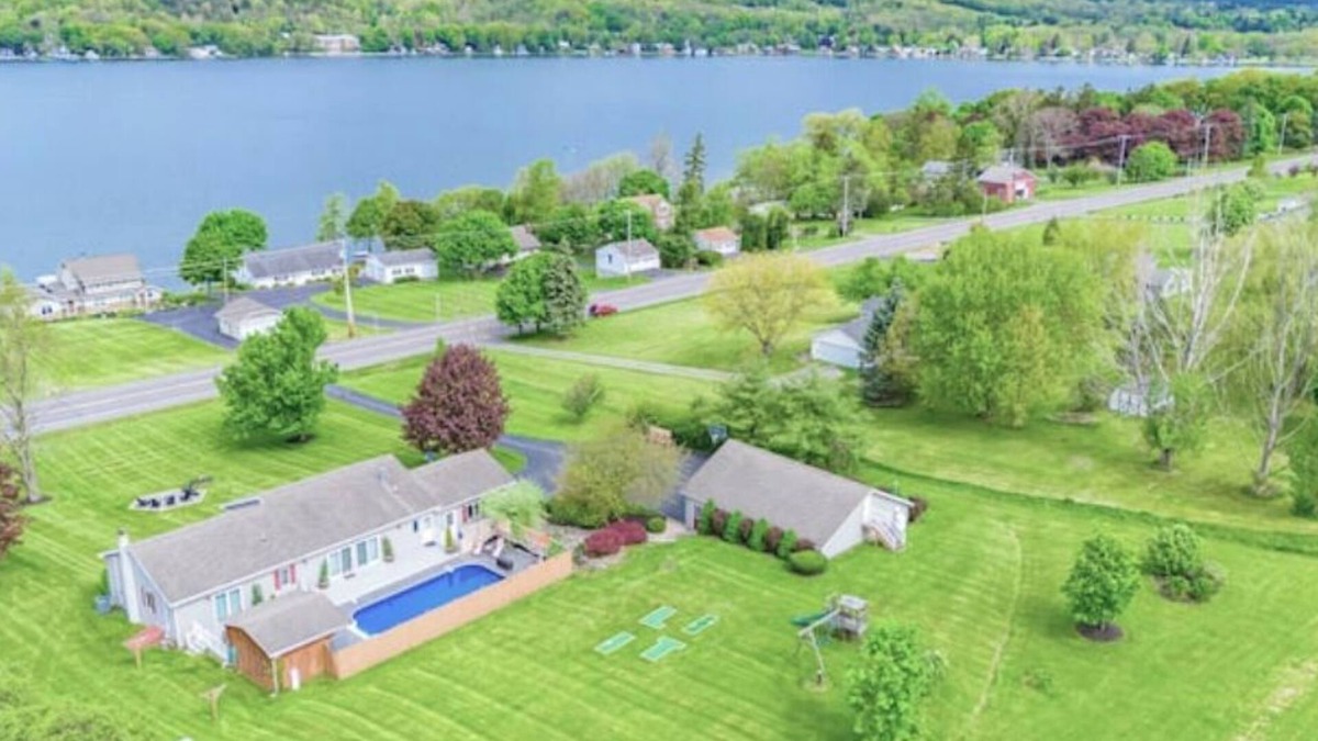 Penn Yan House | 3BR Lakeview-HotTub-Firepit-Gameroom-PuttPutt