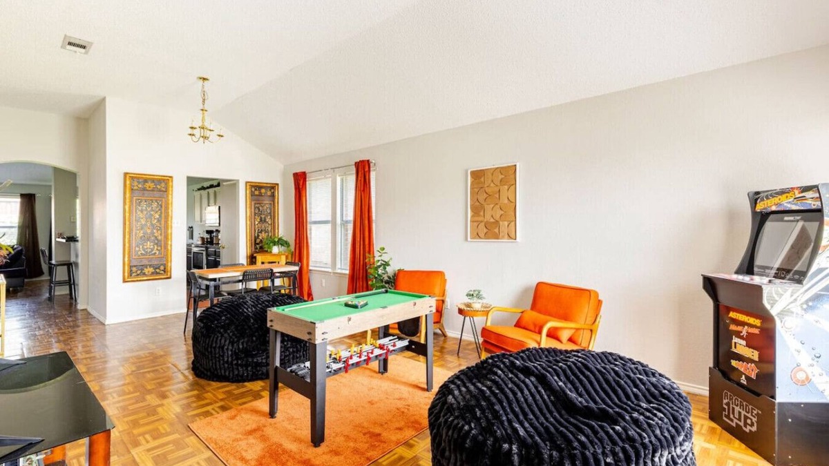 Southeast Arlington House | 3BR Large Family Oasis | PS5, Arcades + Fast WiFi