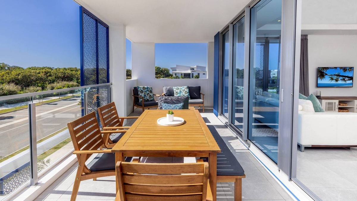 Bokarina Apartment | 3BR Lux Beachfront Escape - Pool Gym King bed