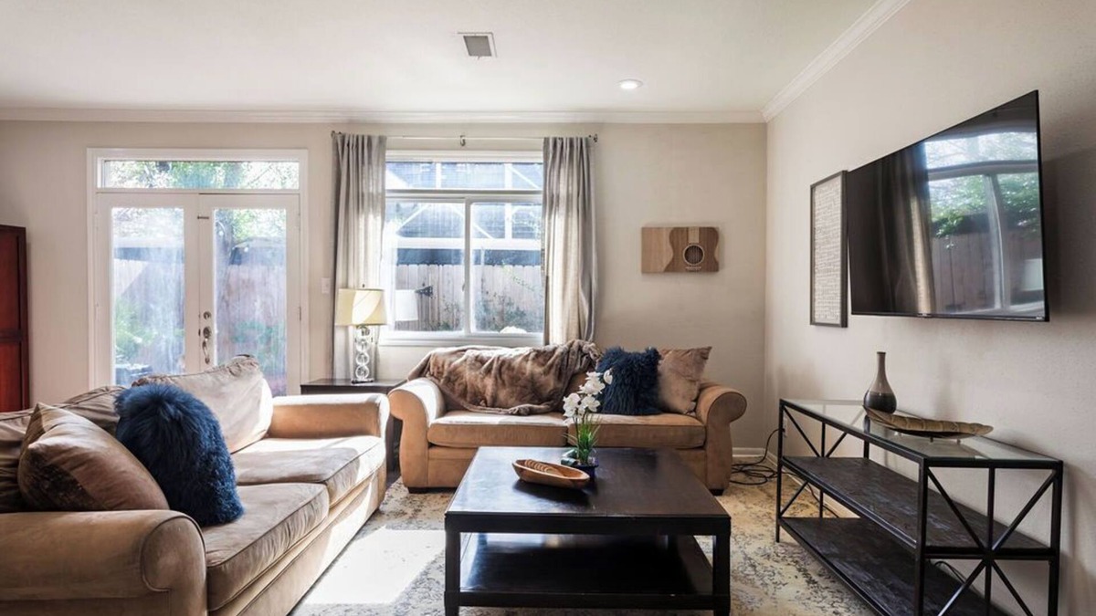 Greenway Plaza-Upper Kirby House | 3BR Luxury Home in the Heart of Upper Kirby!