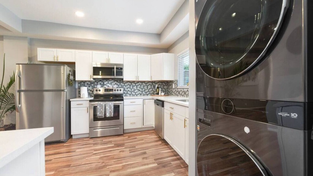 East Liberty House | 3BR Luxury Home with Fireplace