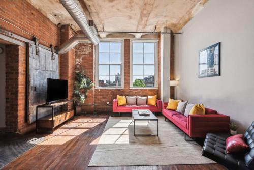 Crossroads Arts District Apartment | 3BR Luxury Loft Oasis with Gym