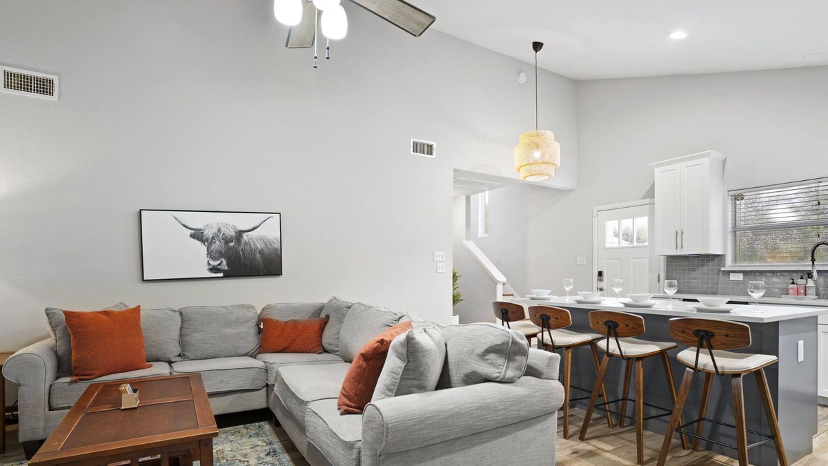 Foster Heights House | ★3BR Modern East ATX |UT|ACL|SXSW|DT-Dog friendly★