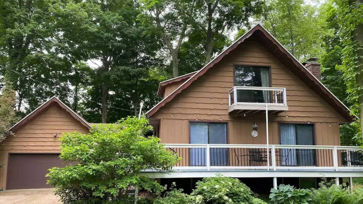 Waukazoo Woods Cottage | 3BR Near Holland State Park Beach/Lake Michigan/Lake Macatawa