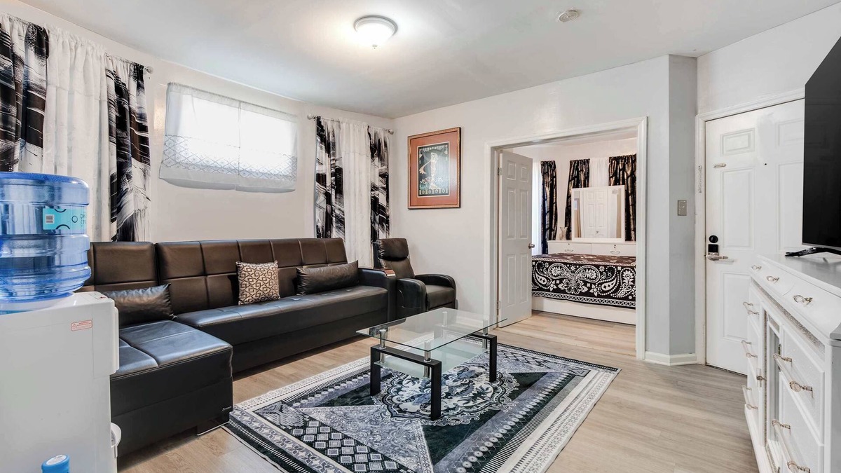 Ampere Apartment | 3BR Newark duplex near Downtown & Transit