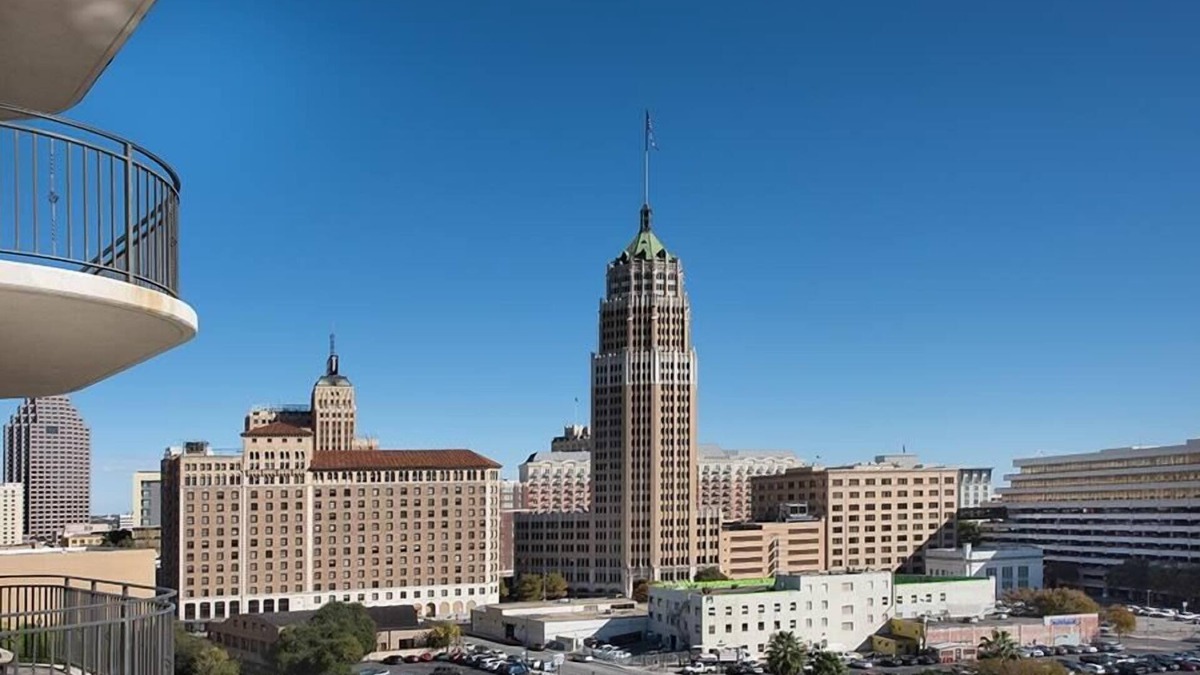 Downtown San Antonio Condo | 3br PR Condo Downtown Views & Rooftop Pool!