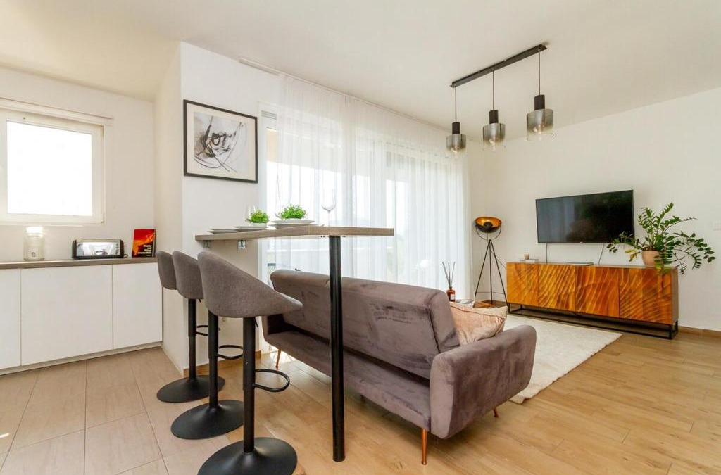Vizafogo Apartment | 3BR Premium Skyline Penthouse w AC by NW