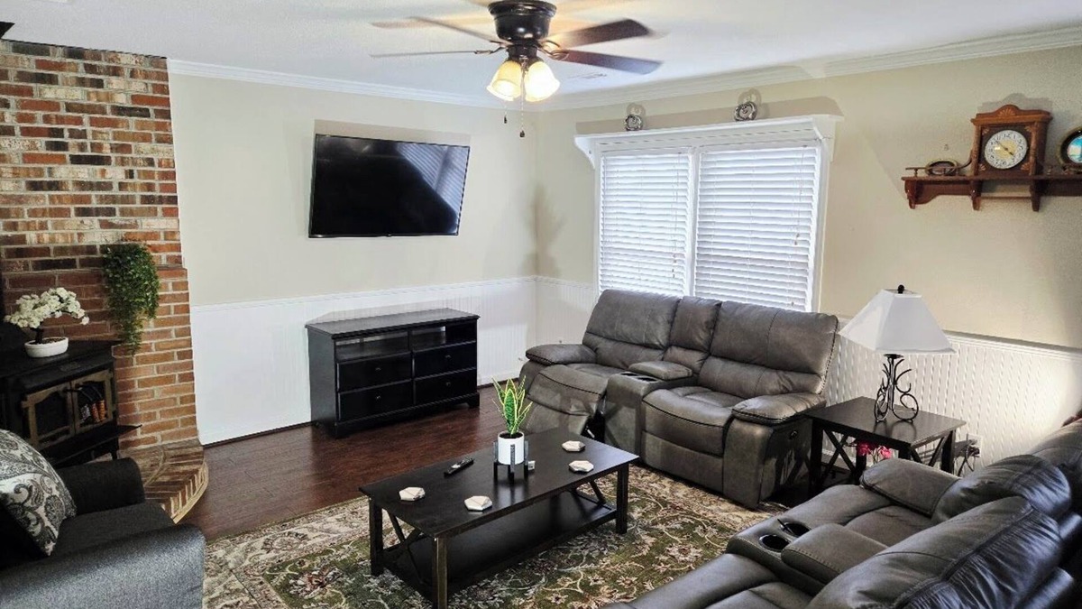 Summerville House | 3BR ranch-style house in prime Summerville next to I-26 - Charming