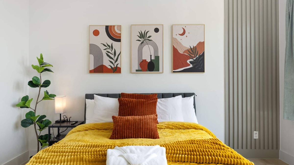 South Central Houston House | 3BR Rooftop fire-pit, Pool table, Ping Pong, Gym access + Kids Play area, & WiFi