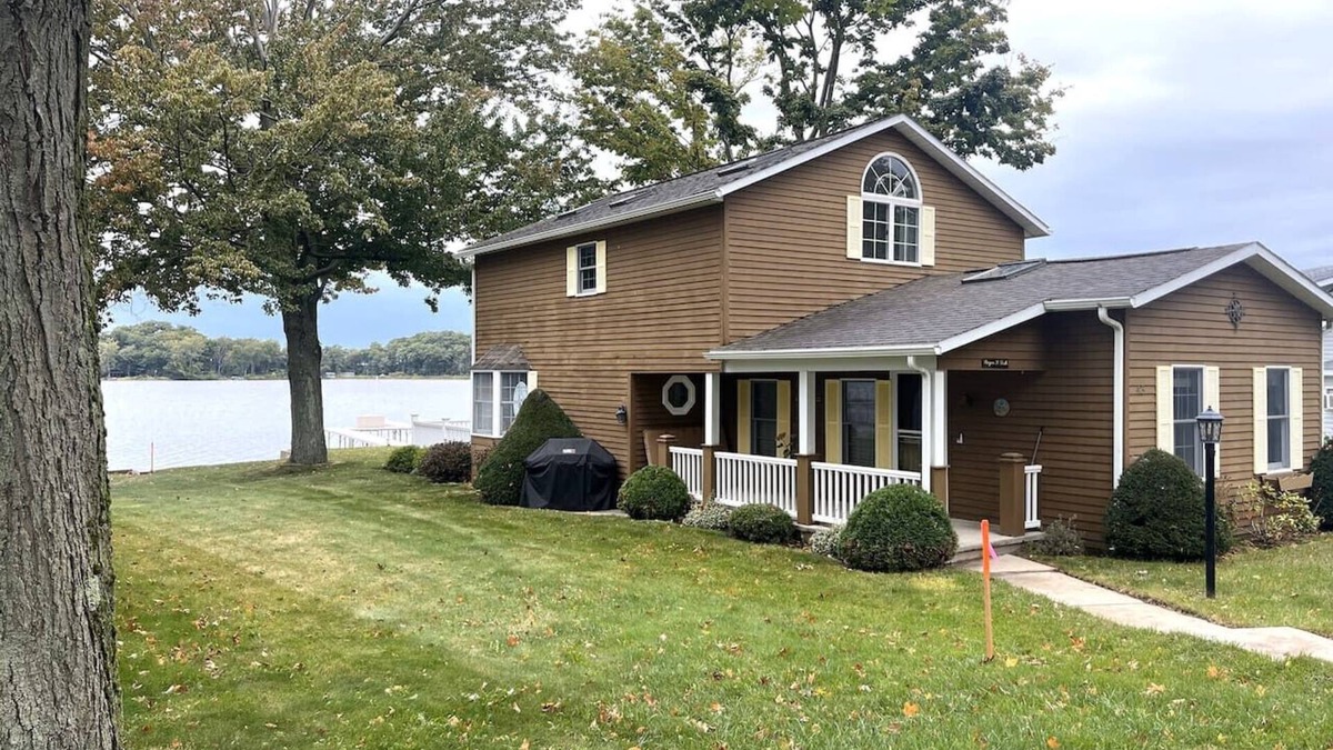 Mannsville House | 3BR Sandy Pond LAKE HOUSE | Dock | Fire Pit | Pets