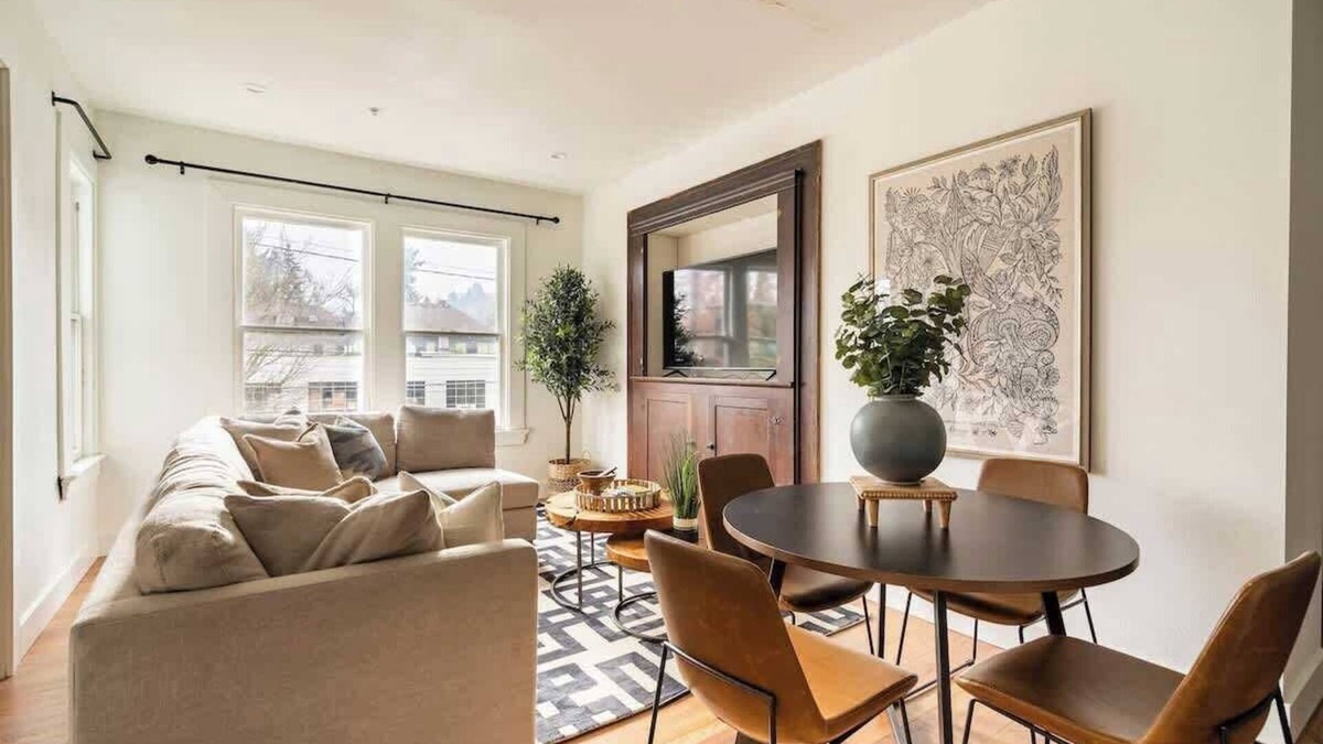 Uptown Apartment | 3BR Sleeps 6 Steps to NW 23rd Fast WiFi