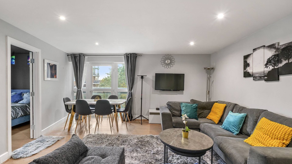 Island Gardens Apartment | 3BR-Sleeps8-CanaryWharf-CinemaBedroom