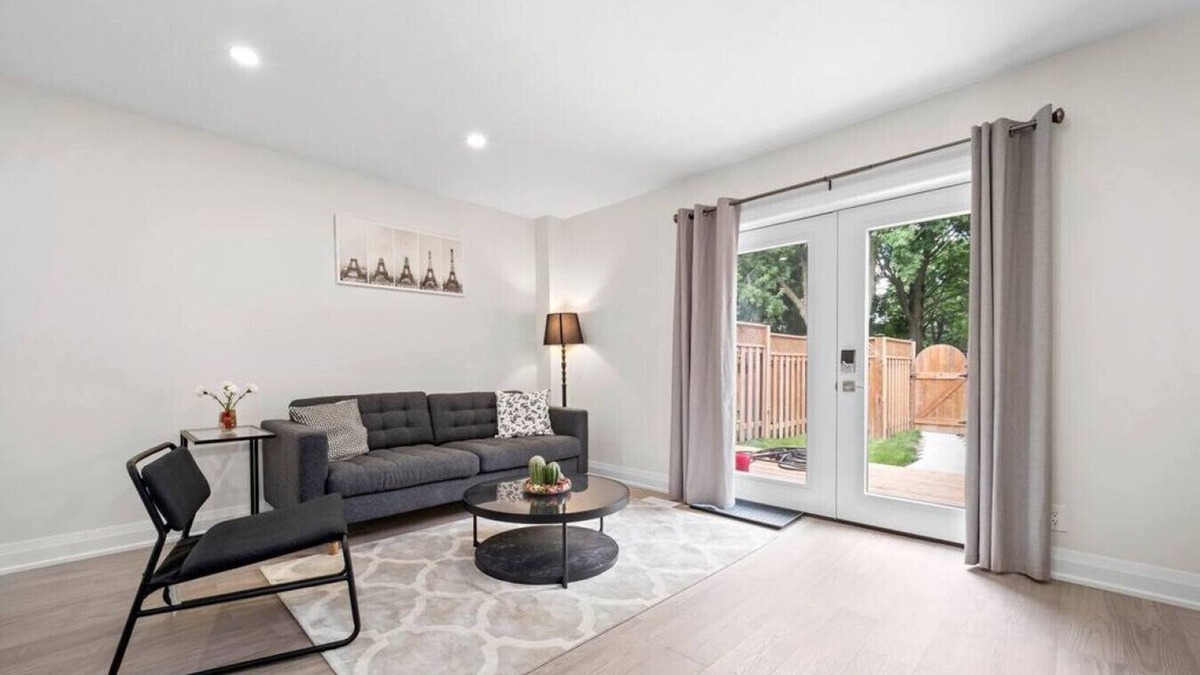 Rosemount House | 3BR Spacious and Peaceful Home in Kitchener
