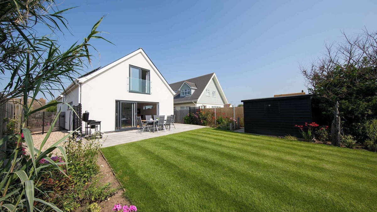 East Wittering House | 3BR Stylish Home, Sea View, Walk to East Wittering