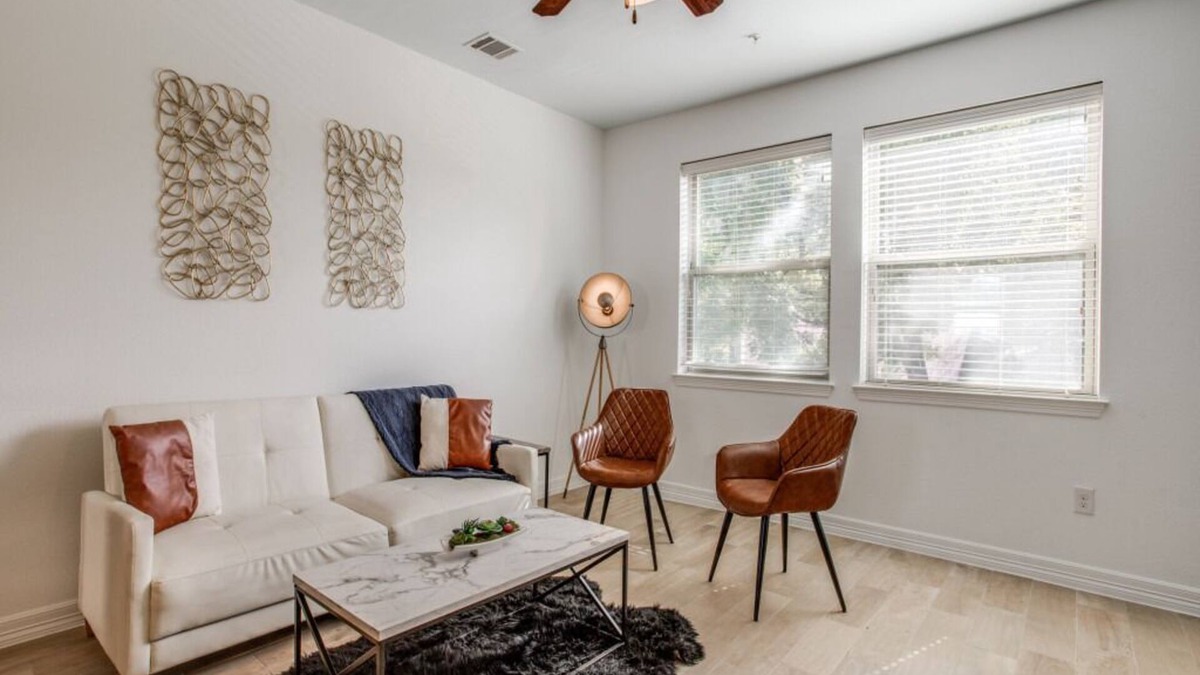 North University Apartment | 3BR Townhome Next to UT With Garage 8465