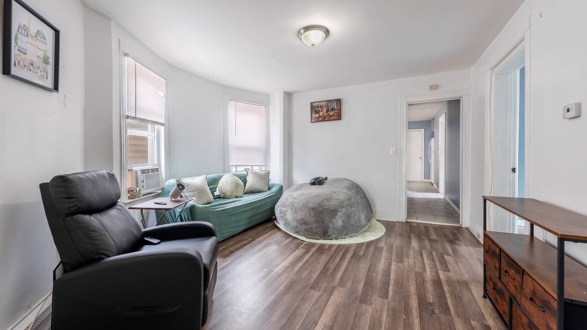 Forest Hill Apartment | 3BR Unit | Near Subway & Top Attractions