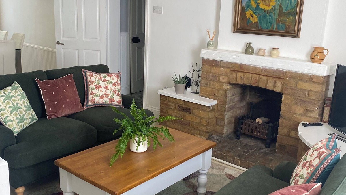 Colnbrook Cottage | 3BR Victorian Cottage with garden, close to Windsor and Heathrow