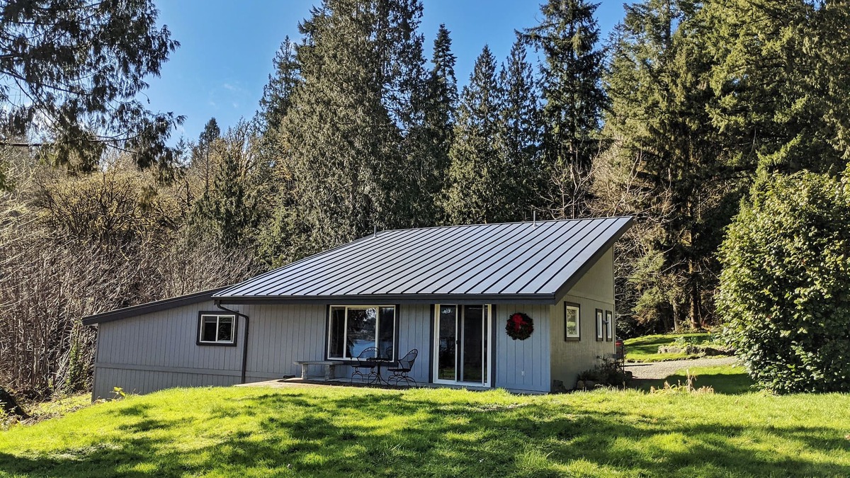 Shelton House | 3br w/beach access, large garden, beautiful views