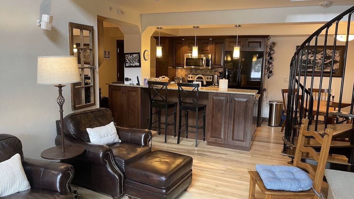 Vail Condo | 3BR w/loft Located in the heart of Vail Village, parking, hot tub & pool!