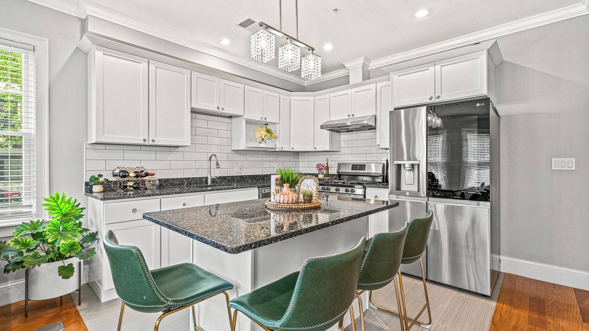 Dorchester Apartment | 3BR2BA Retreat - 2min to Savin Hill Station