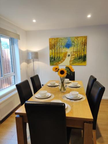 Bournemouth Apartment | 3double bed house 3-8 guests, contractors, free parking close to Hospital, JP Morgan, nature reserves, golf courses, beach