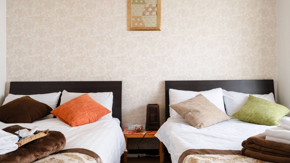 Dotonbori Apartment | 3F 5 min walk from Kuromon Ichiba and Dotonbori/10 min walk from Shinsaibashi Namba/Convenience store nearby/Luggage storage available in front of IN/Family welcome/Good access to Kyoto, Nara and Kansai Osaka Expo/Wi-Fi available
