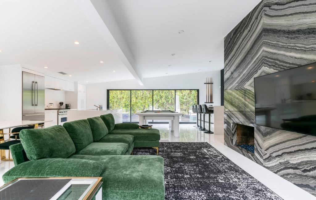 Hollywood Dell House | $3M Modern Hollywood New Construction Villa Oasis