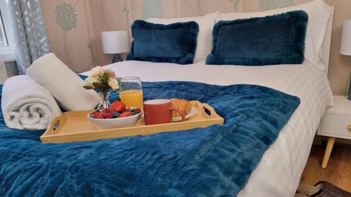 Greenwich West Apartment | 3min walk to DLR, easy commute to the City, close to shops and restaurants