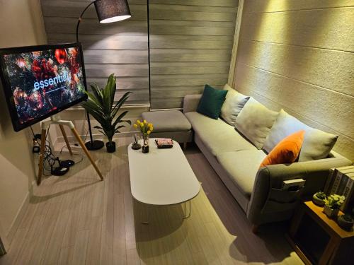 Hwagok-dong Apartment | 3mins to Kkachisan Station, Market, Parking, Full option