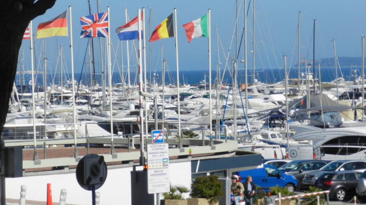 Mandelieu-la-Napoule Beach Apartment | 3P04 BEAUTIFUL 3-ROOM SEAFRONT APARTMENT
