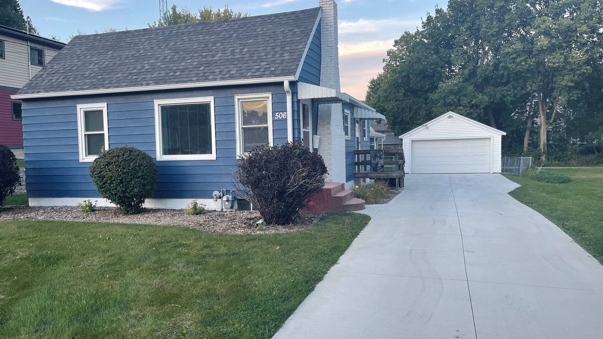 Clear Lake House | 3rd and Surf- 2 blocks from the lake, 1 block from the Legendary Surf Ballroom