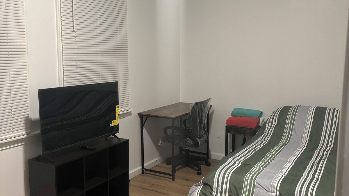 Frankford Apartment | 3rd fl 2-bedroom near Temple ER & Trauma